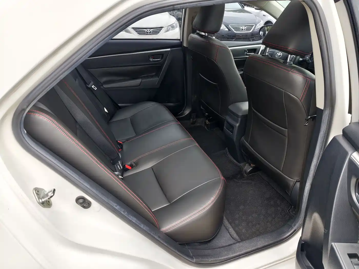 Toyota Corolla 2014 1.6L CVT GL-i фото 9