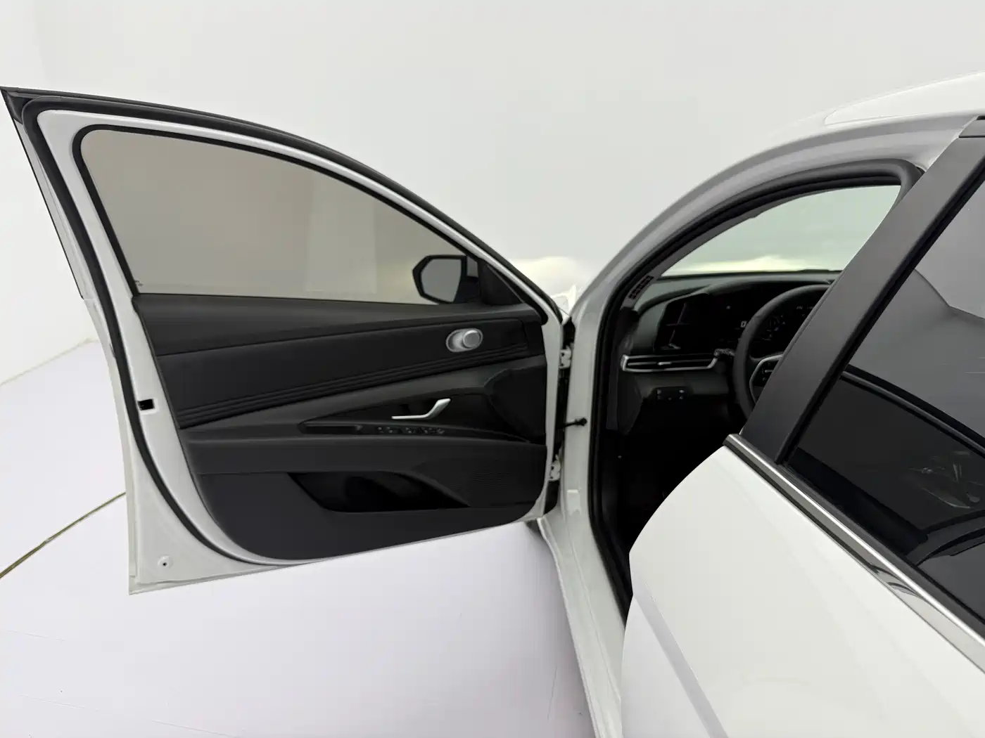 Hyundai Elantra 2022 1.5L CVT LUX Premium Edition фото 19