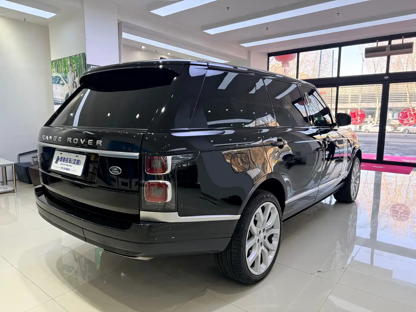 Land Rover Range Rover 2022 3.0 L6 400PS Heritage Extended Classic Edition фото 6