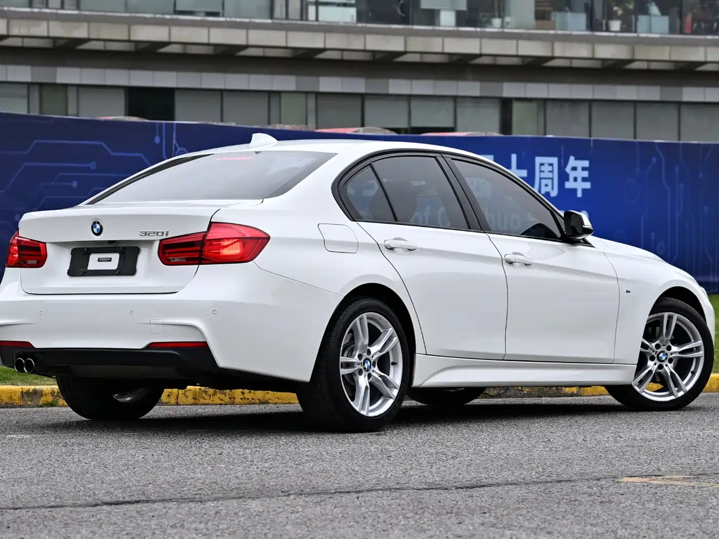 BMW 3 Series 2017 320i M Sport фото 4