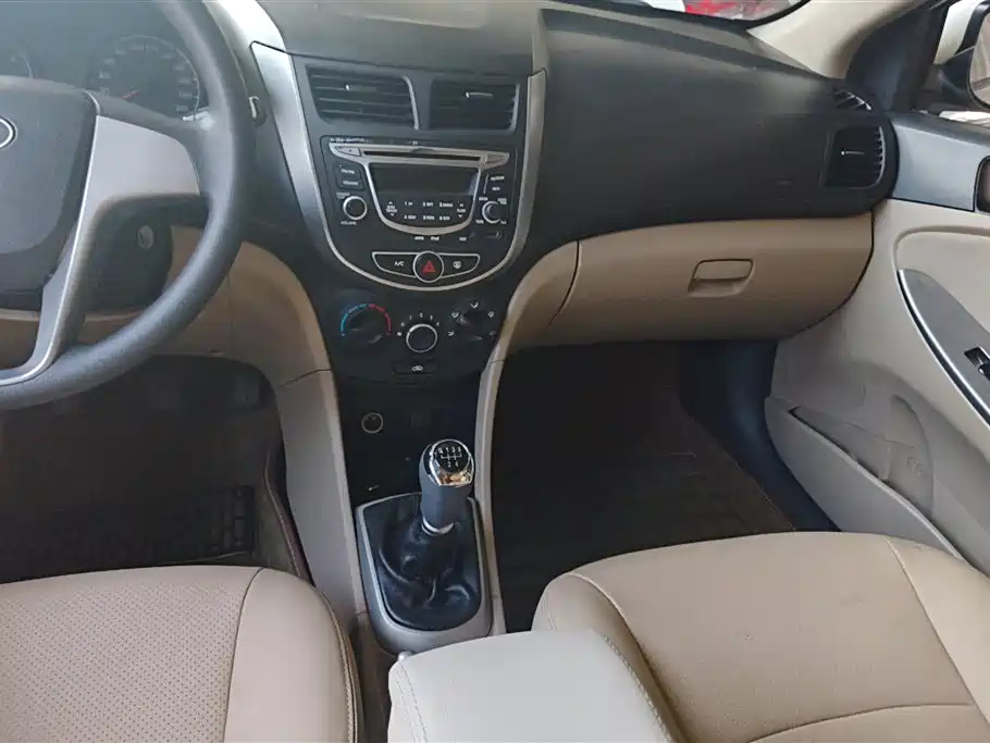 Hyundai Verna 2014 1.4L Manual Fashion GS фото 16