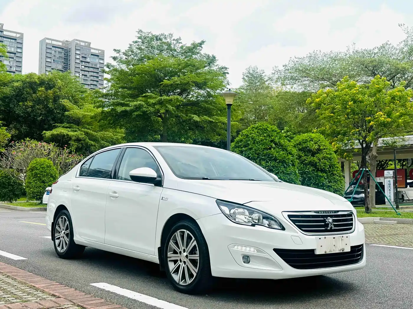 Peugeot 408 2016 1.6T Automatic Luxury Edition фото 3