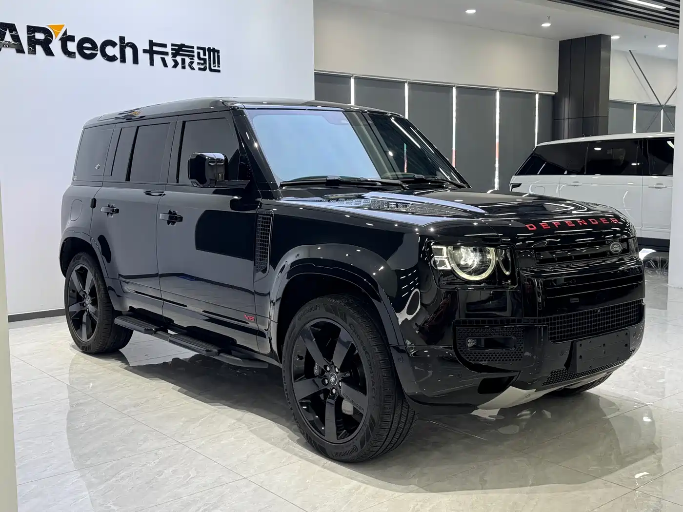 Land Rover Defender 2024 110 5.0T V8 фото 3