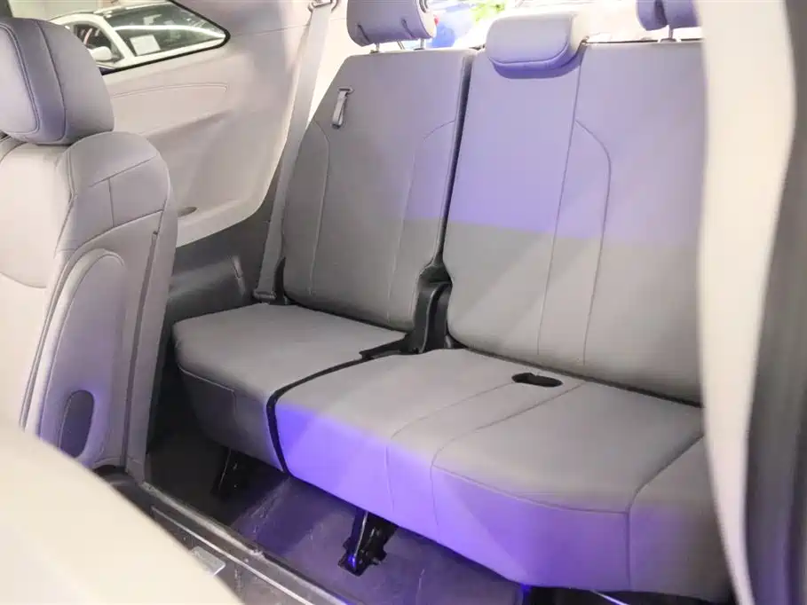 Toyota Granvia 2023 2.5L Hybrid Comfort Edition фото 22
