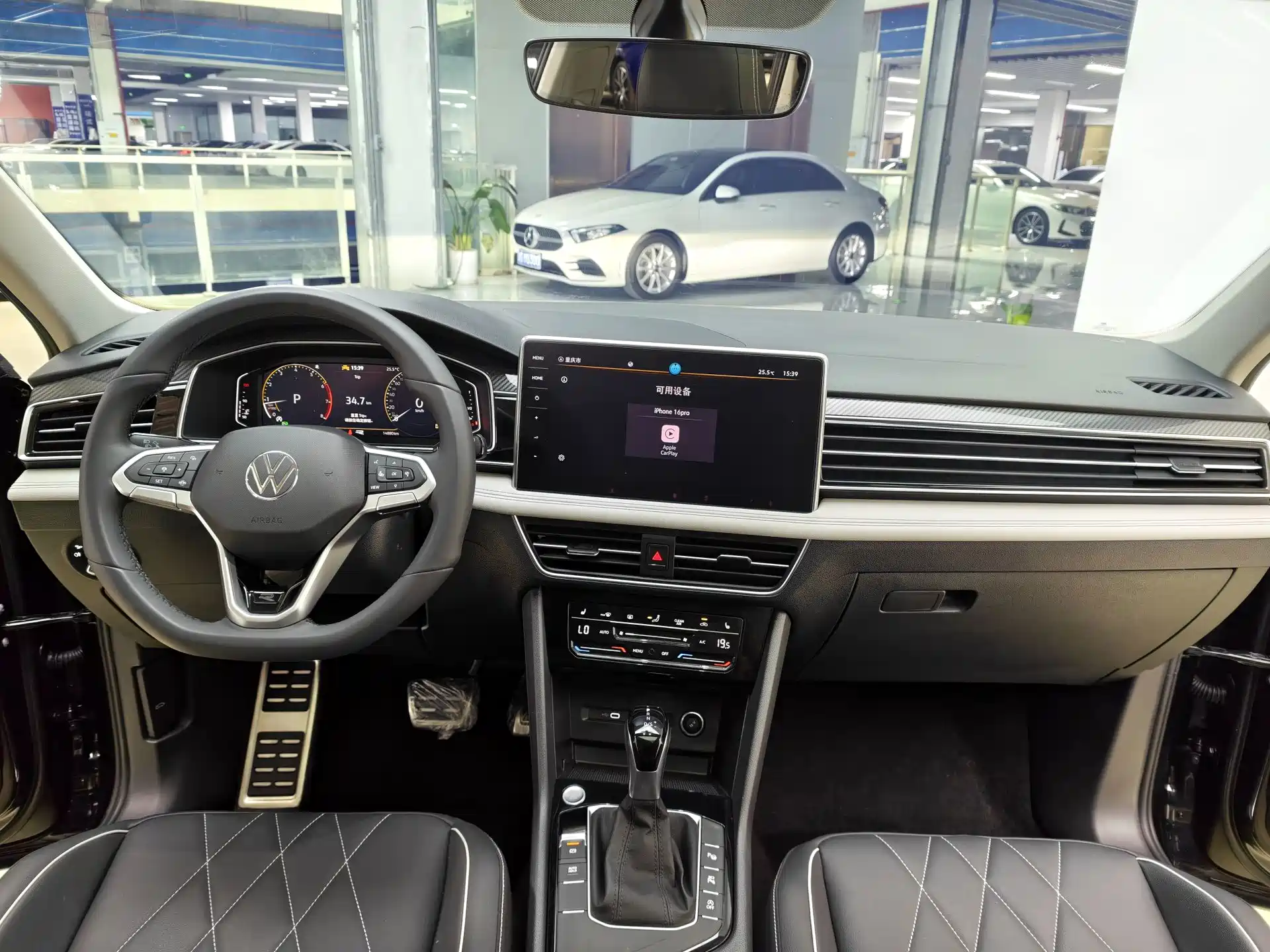 Photo 9 - Volkswagen Tiguan L