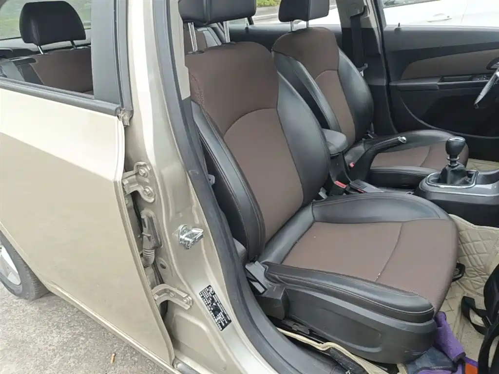 Chevrolet Cruze 2013 Hatchback 1.6L Manual Luxury фото 25