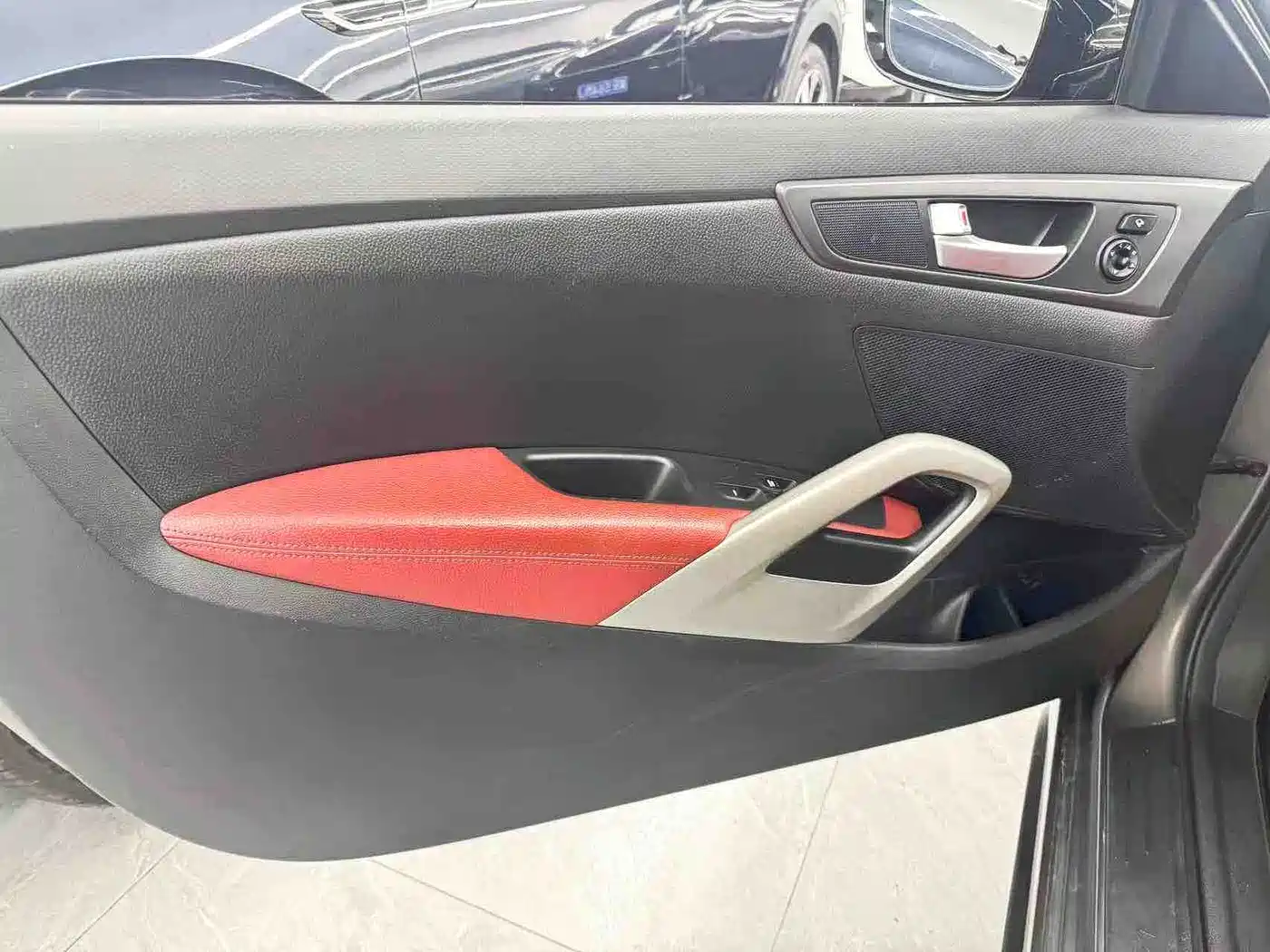 Hyundai Veloster 2015 1.6T Automatic Luxury Edition фото 15