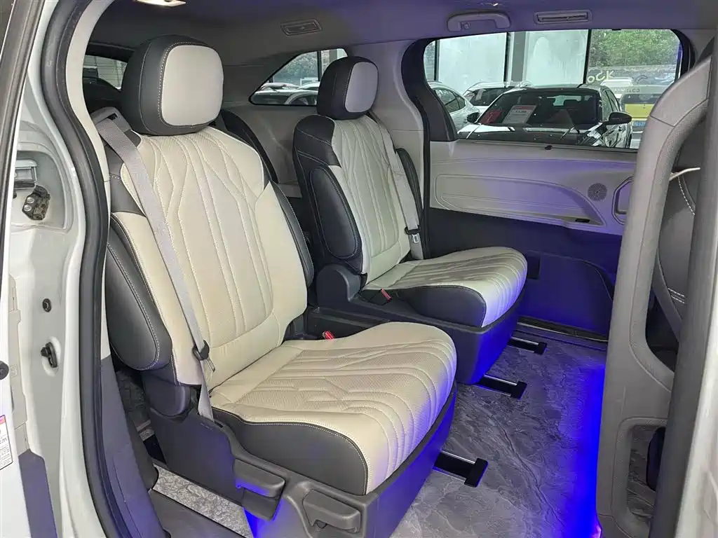 Toyota Sienna 2023 2.5L Hybrid Comfort Edition фото 3
