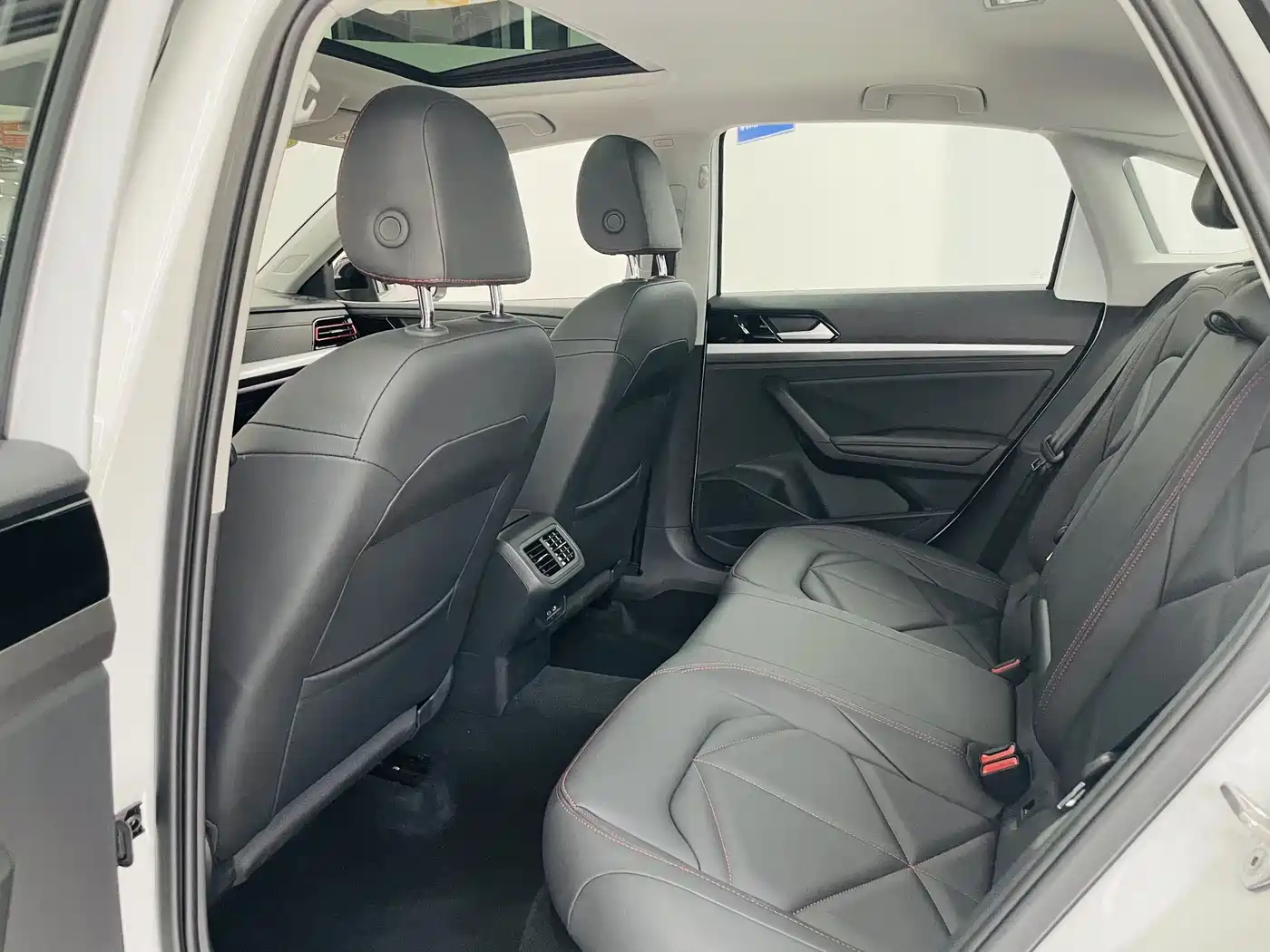 Volkswagen Lavida 2024 Model 300TSI DSG Starlight Leading Edition фото 10