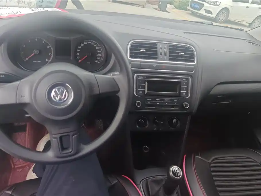 Volkswagen Polo 2013 1.4L Manual Comfort Edition фото 12