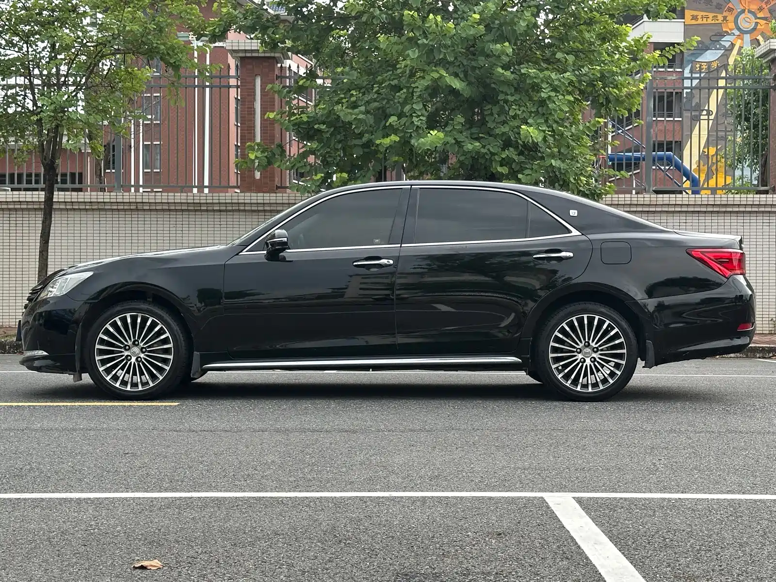 Фото 18 - Toyota Crown