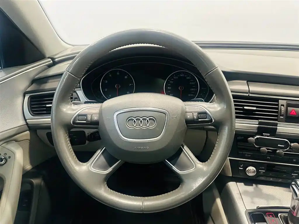 Фото 8 - Audi A6L