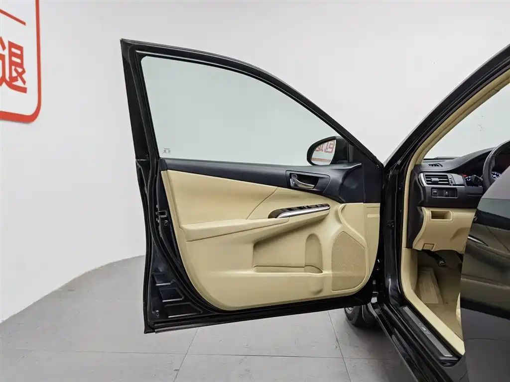 Toyota Camry 2016 2.0G 10th Anniversary Leading Edition фото 8