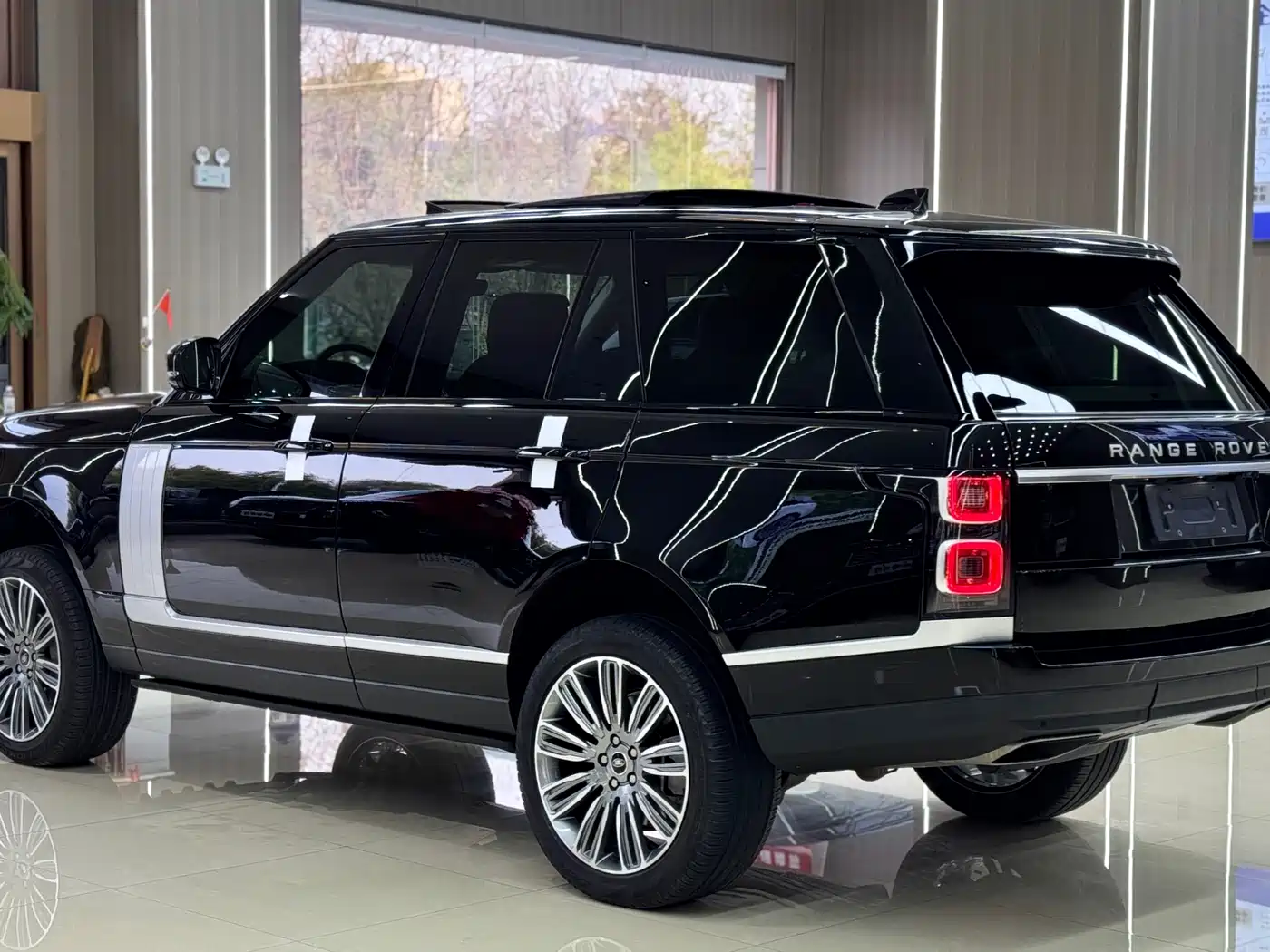 Land Rover Range Rover 2022 3.0 L6 360PS Golden Age Edition фото 4