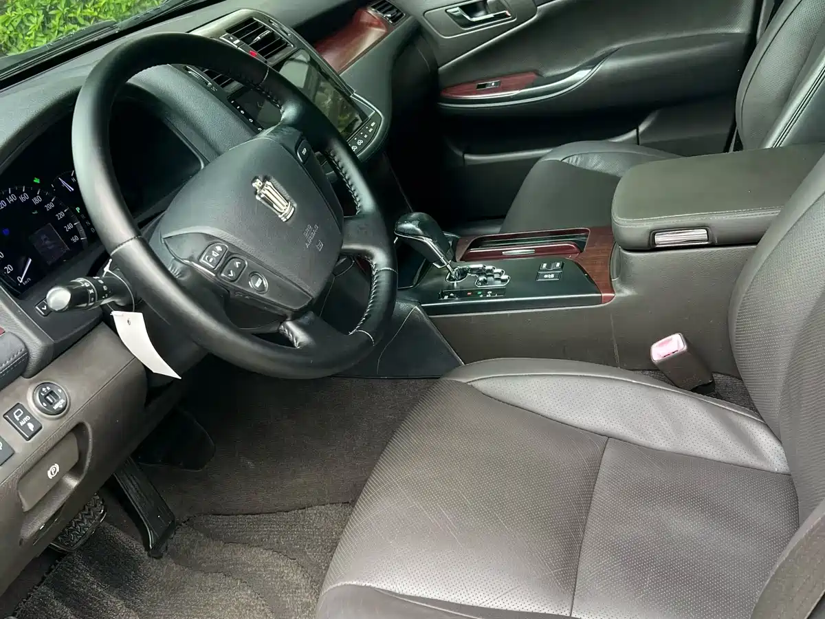Toyota Crown 2010 2.5L Royal Leather Edition фото 4