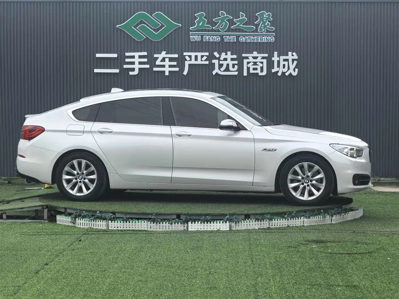 BMW 5 Series GT 2015 528i Leading фото 4