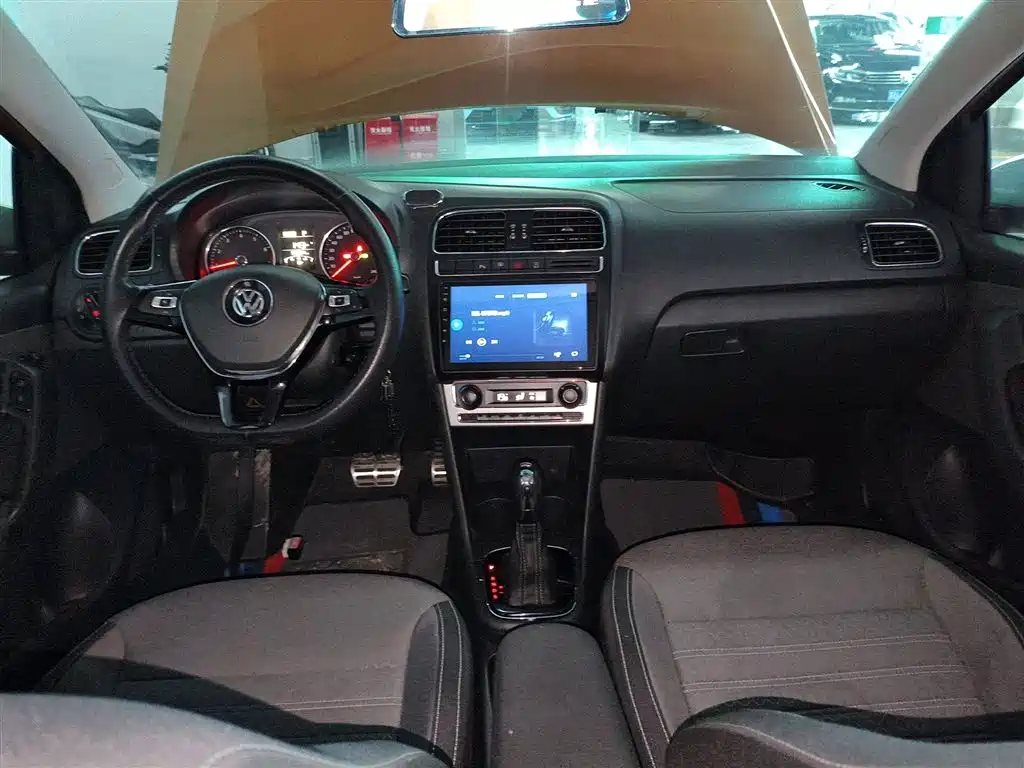 Volkswagen Polo 2014 1.6L Cross Polo Automatic фото 6