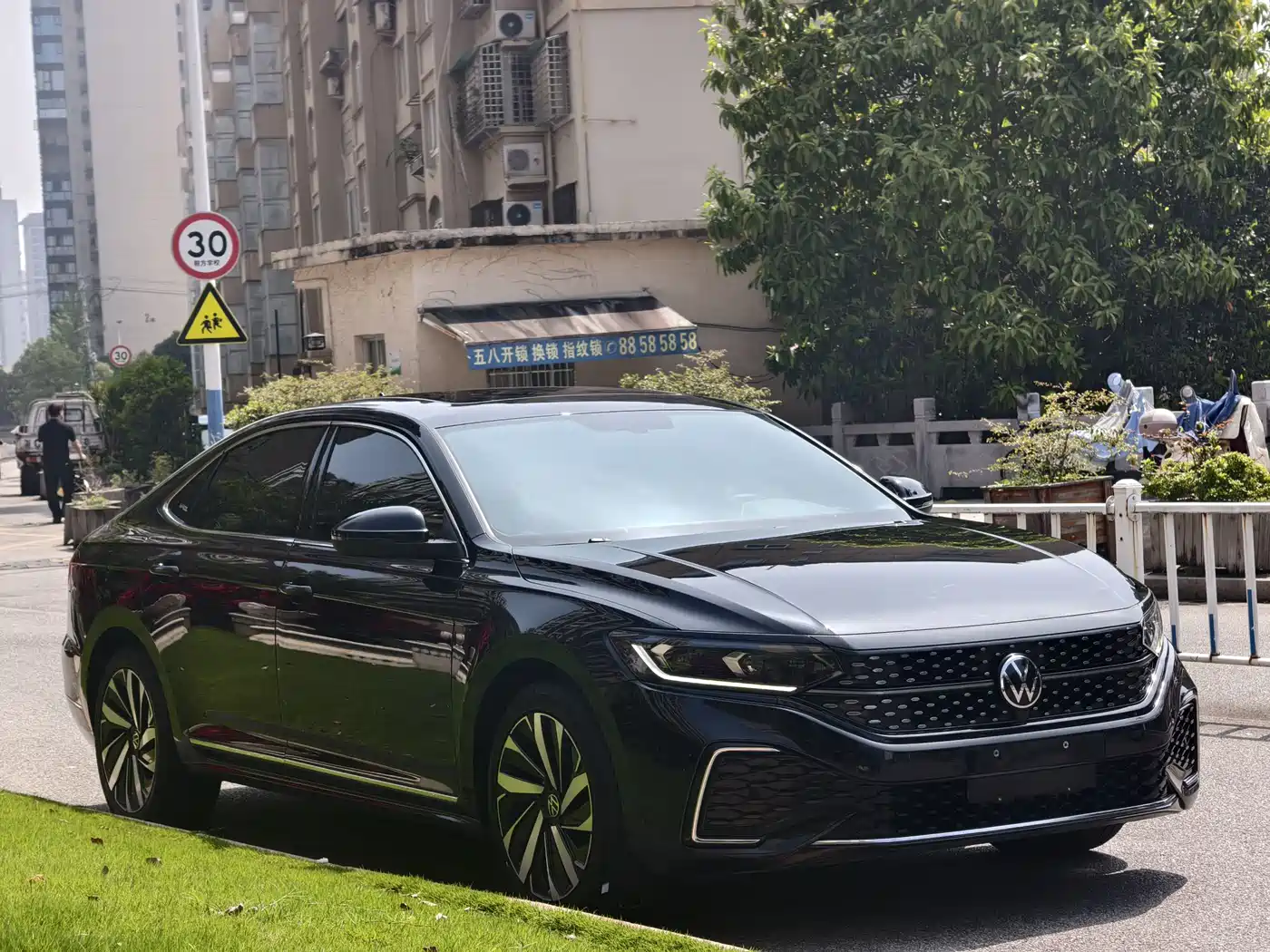 Volkswagen Passat 2022 330TSI Starlight Elite Edition фото 3