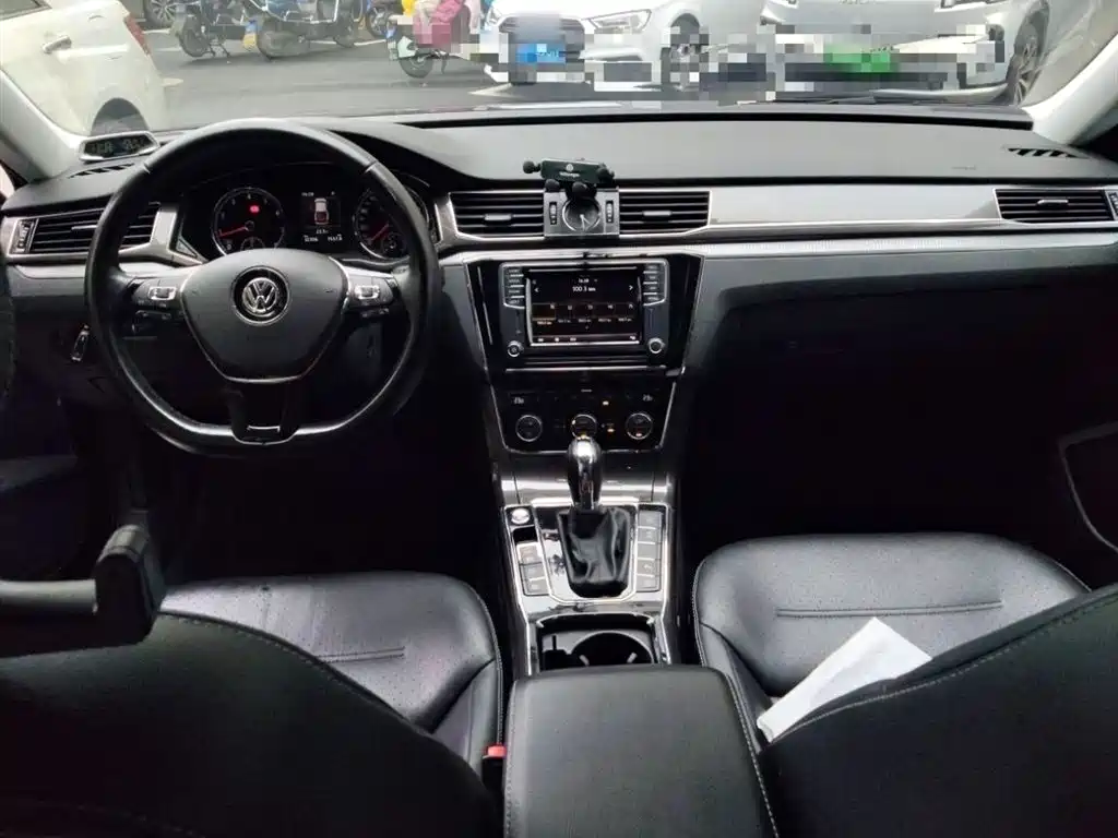 Volkswagen Passat 2017 330TSI DSG Luxury фото 12