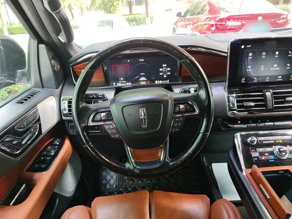 Фото 11 - Lincoln Navigator