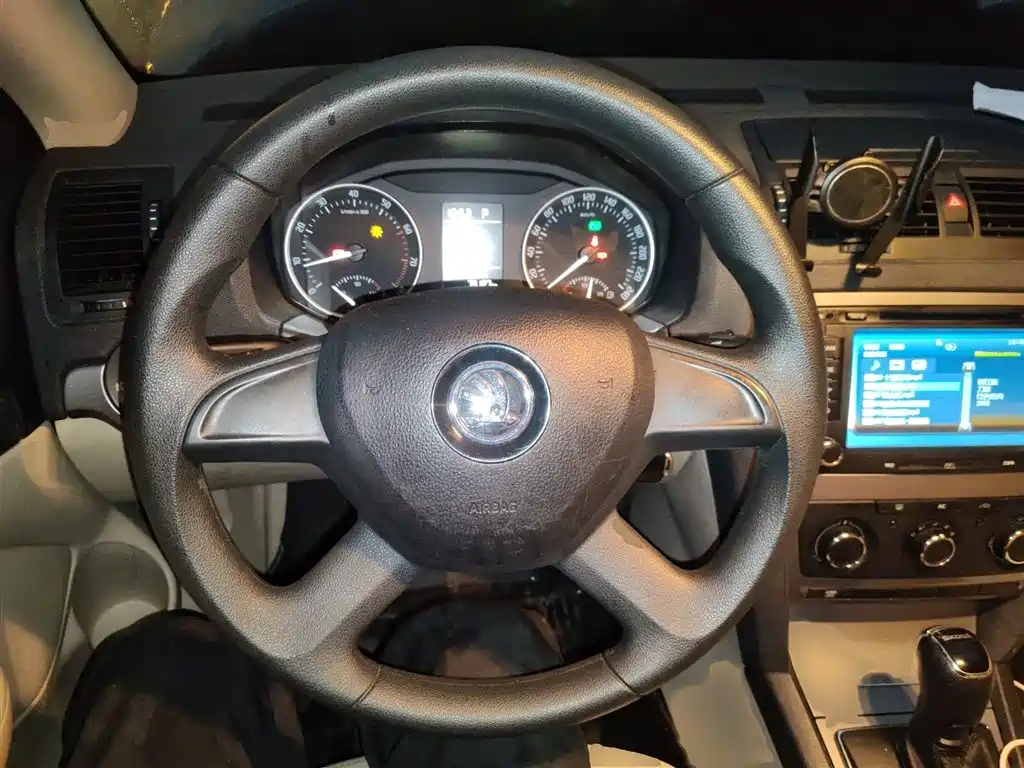 Škoda Octavia 2015 Classic 1.6L Automatic Elite Edition фото 3