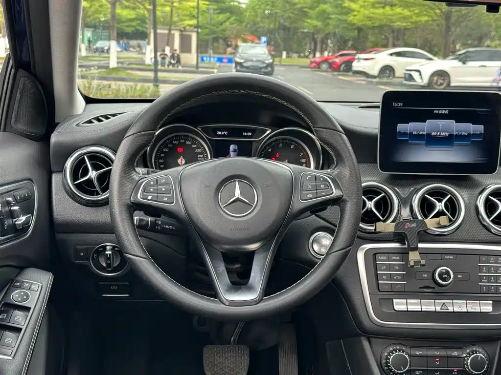 Mercedes-Benz GLA 2018 GLA 200 Fashion фото 7