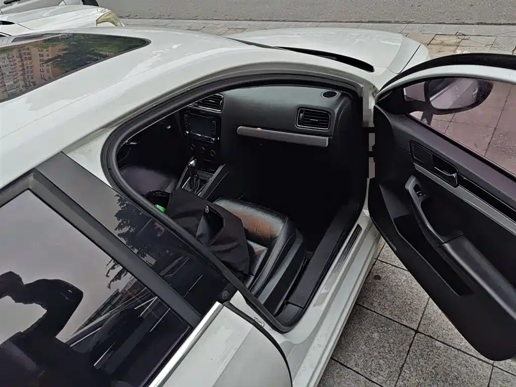 Volkswagen Sagitar 2015 1.6L Automatic Comfort фото 19