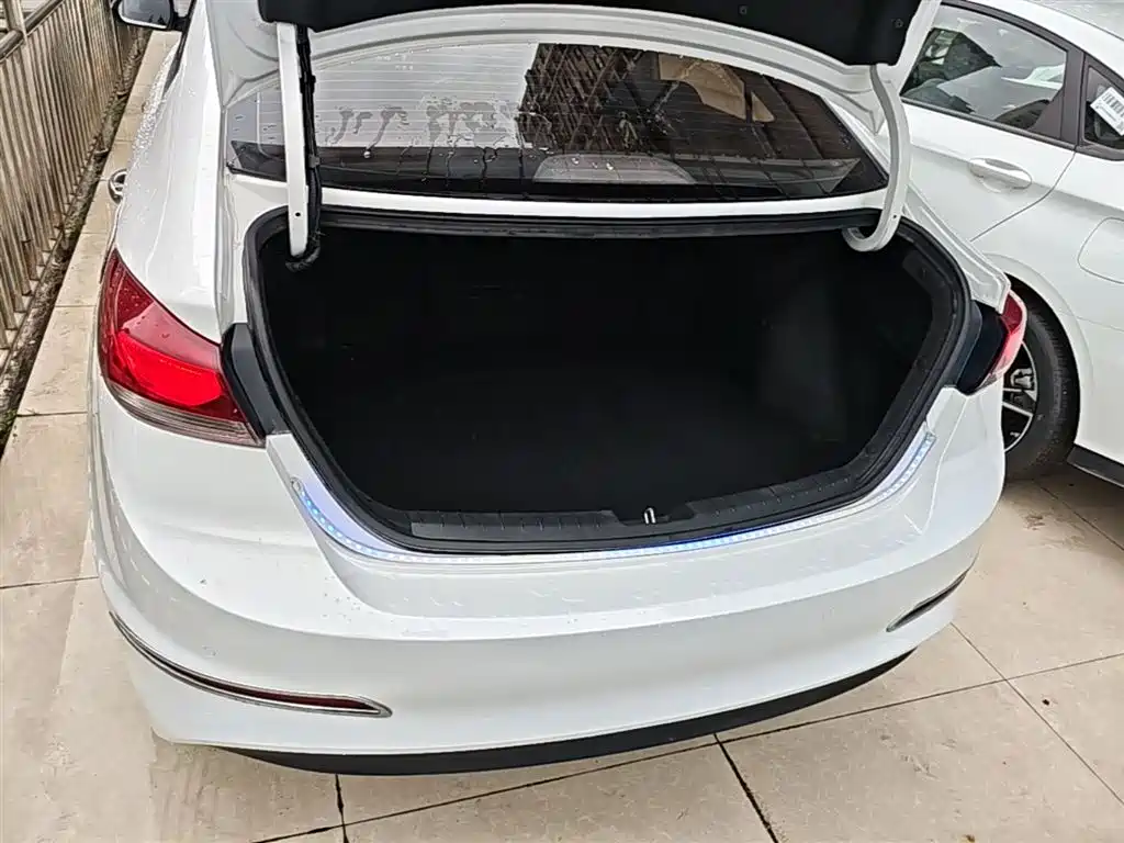 Hyundai Elantra 2016 Model 1.6L Automatic Smart Elite фото 19