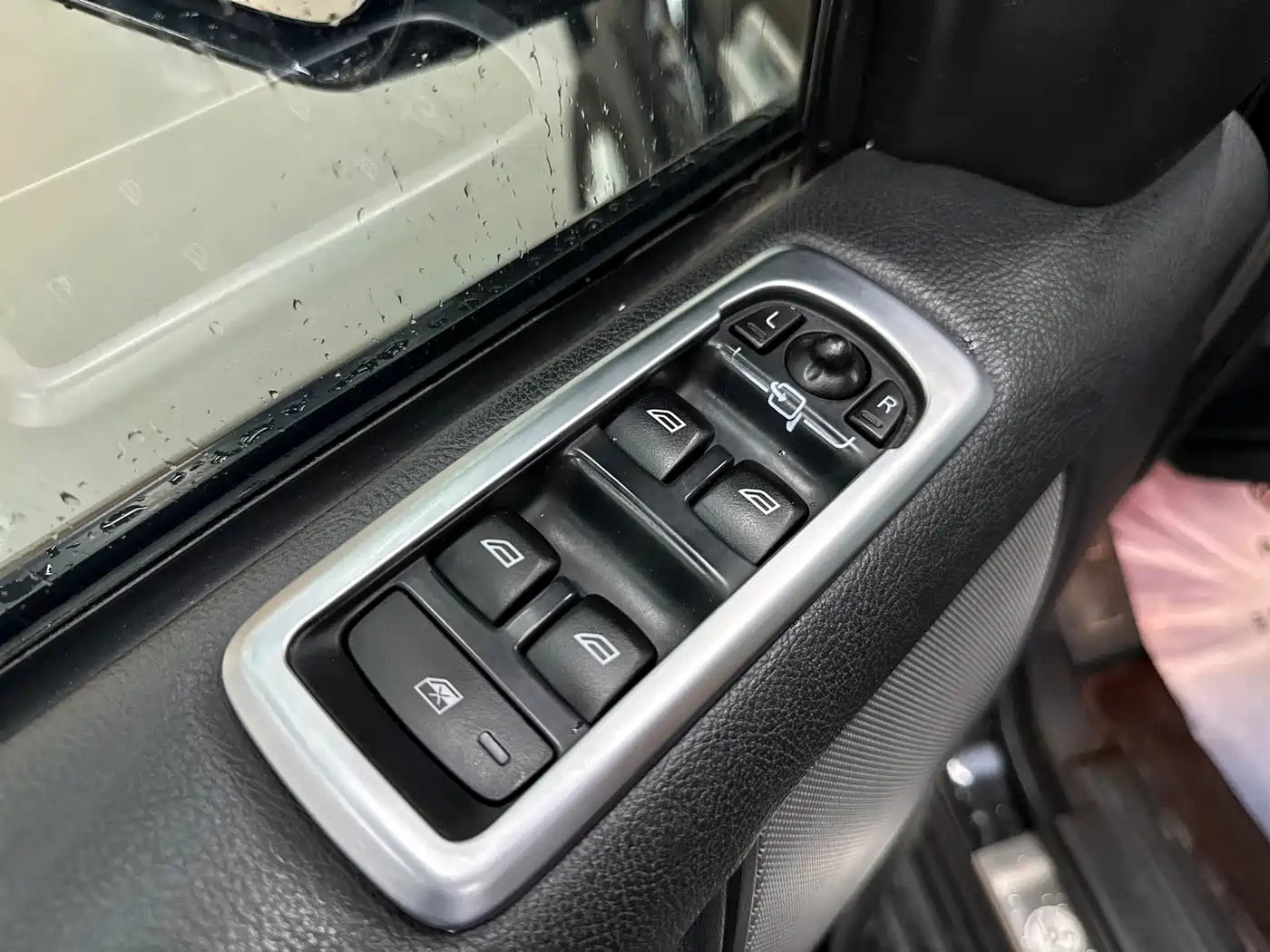 Land Rover Discovery 2015 3.0 SC V6 HSE фото 6