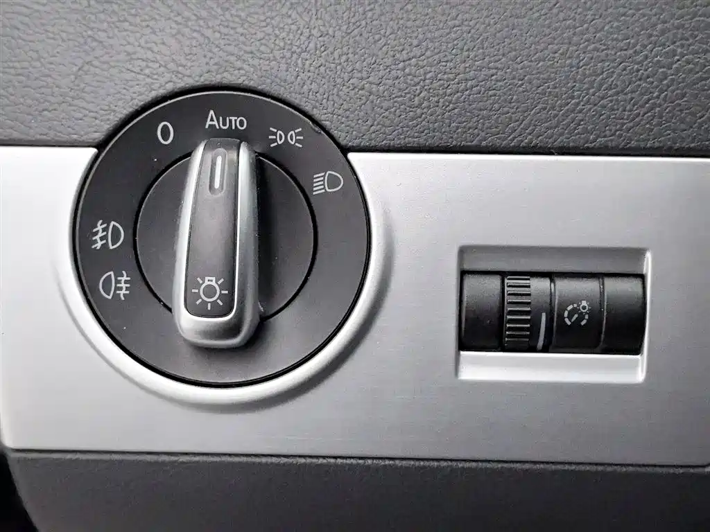 Volkswagen Multivan 2012 2.0TSI 2WD Luxury Edition фото 21
