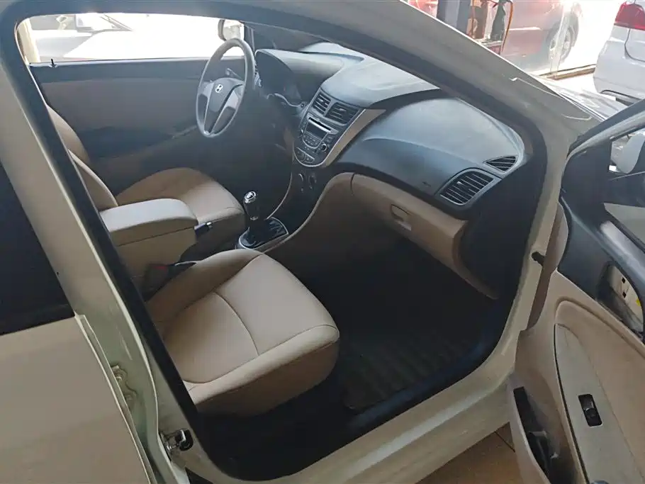 Hyundai Verna 2014 1.4L Manual Fashion GS фото 8