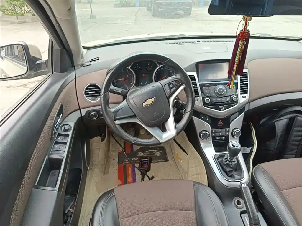 Chevrolet Cruze 2013 Hatchback 1.6L Manual Luxury фото 11