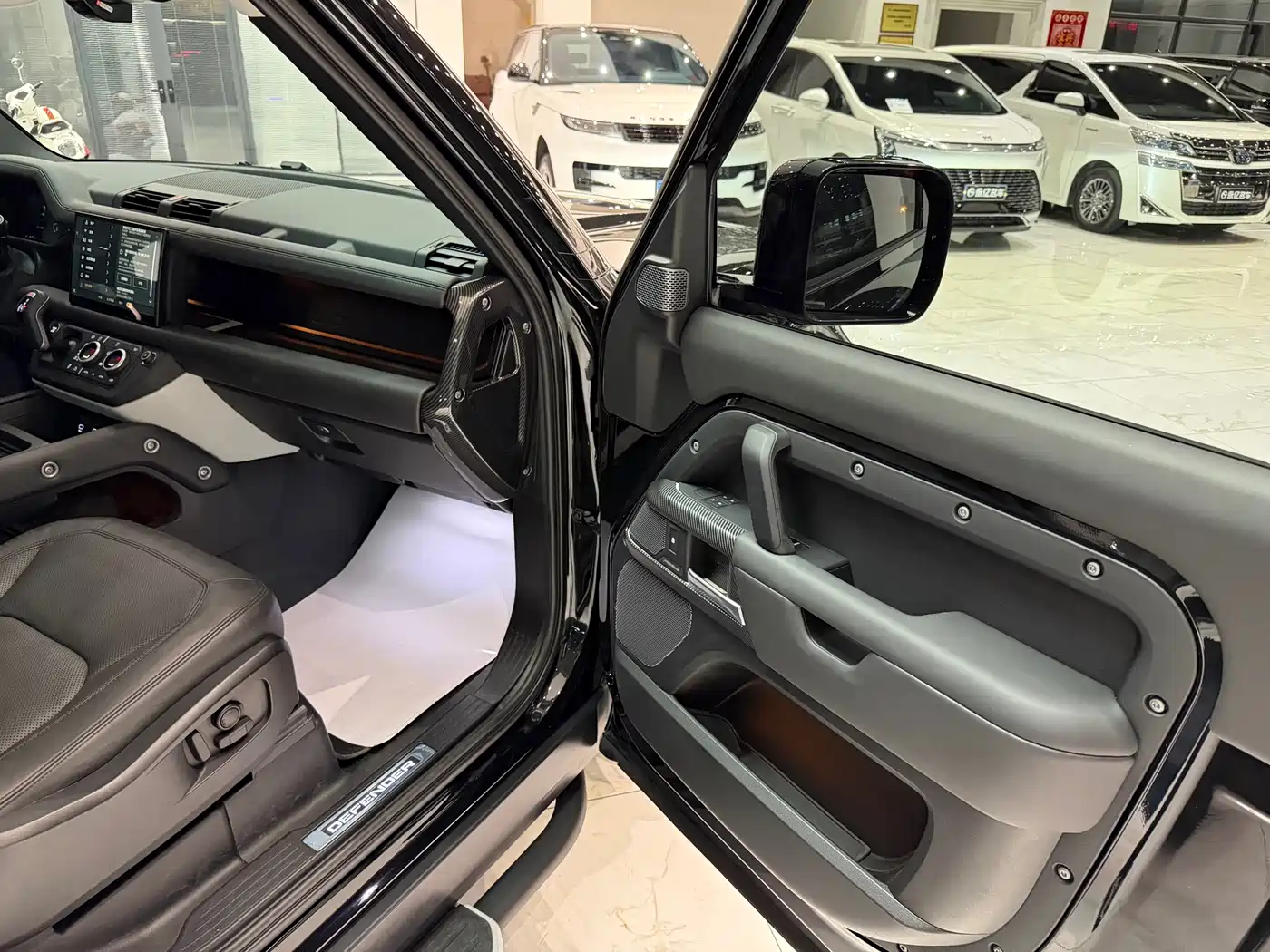 Land Rover Defender 2023 Model 90 3.0T P400 XS фото 9