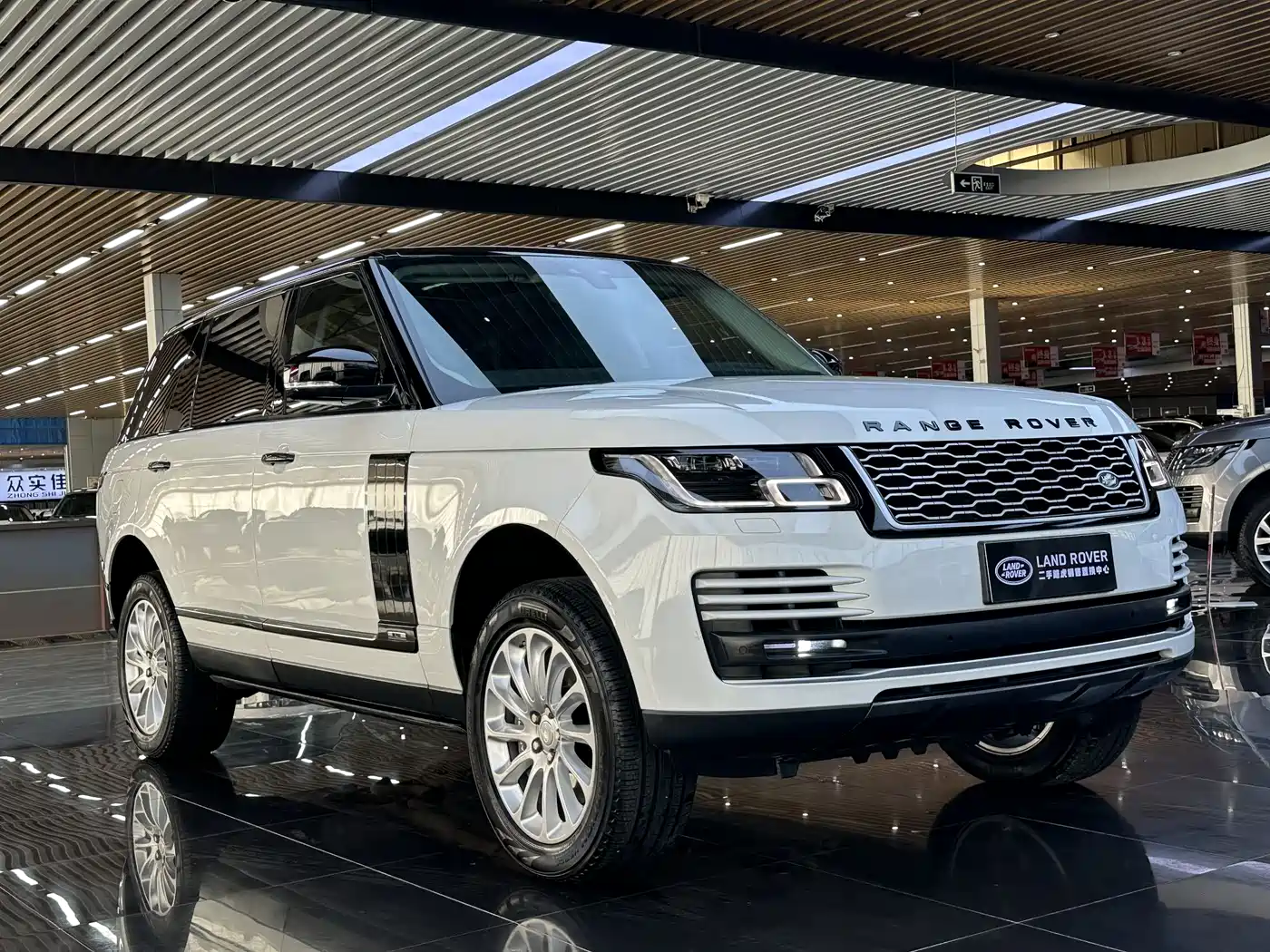 Land Rover Range Rover 2018 3.0 SC V6 Vogue Heritage Extended Edition фото 3