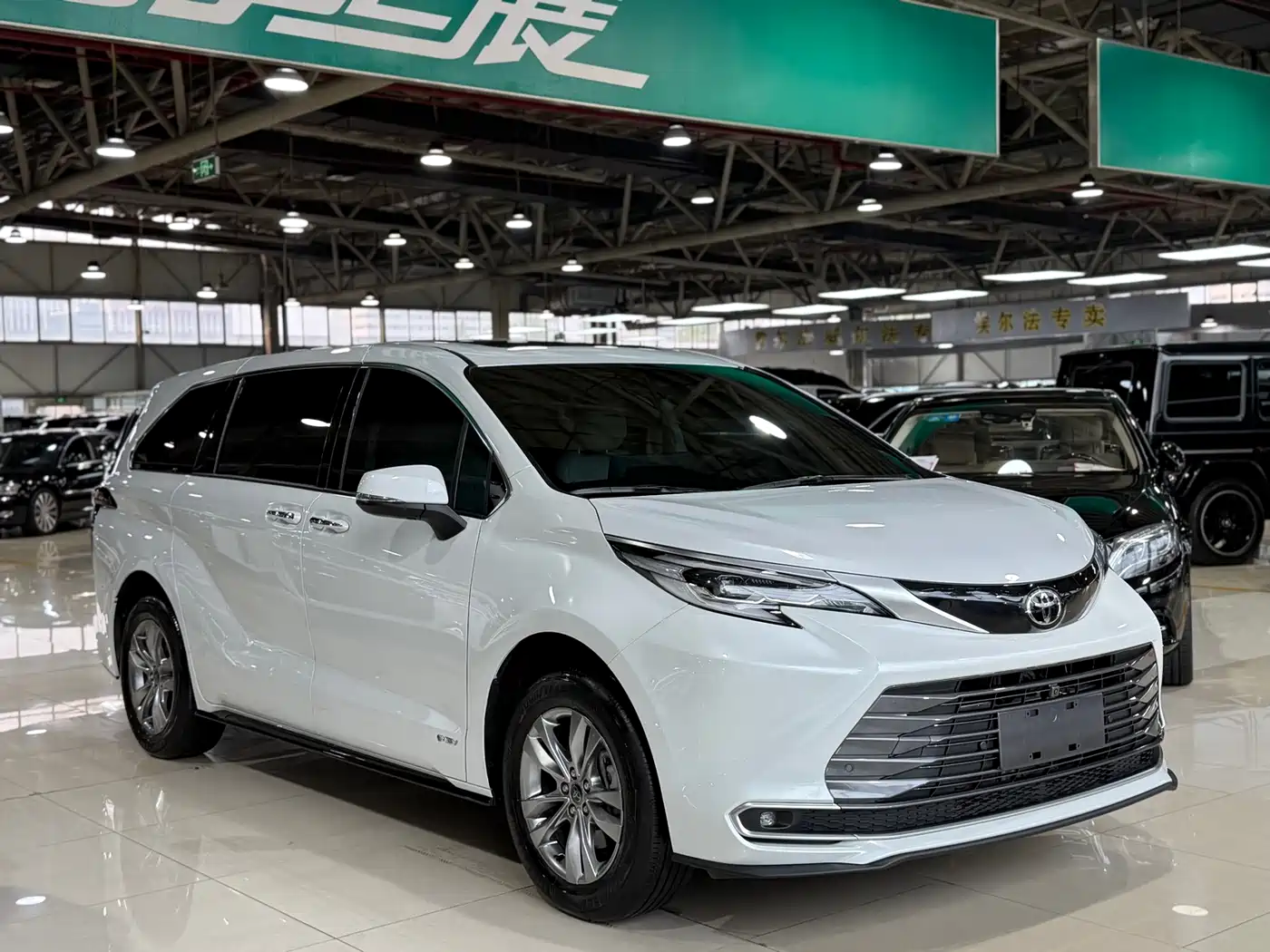 Toyota Sienna 2024 2.5L Hybrid 4WD Premium Edition фото 3