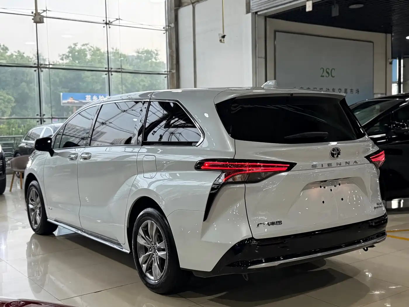 Toyota Sienna 2024 2.5L Hybrid 4WD Premium Edition фото 23