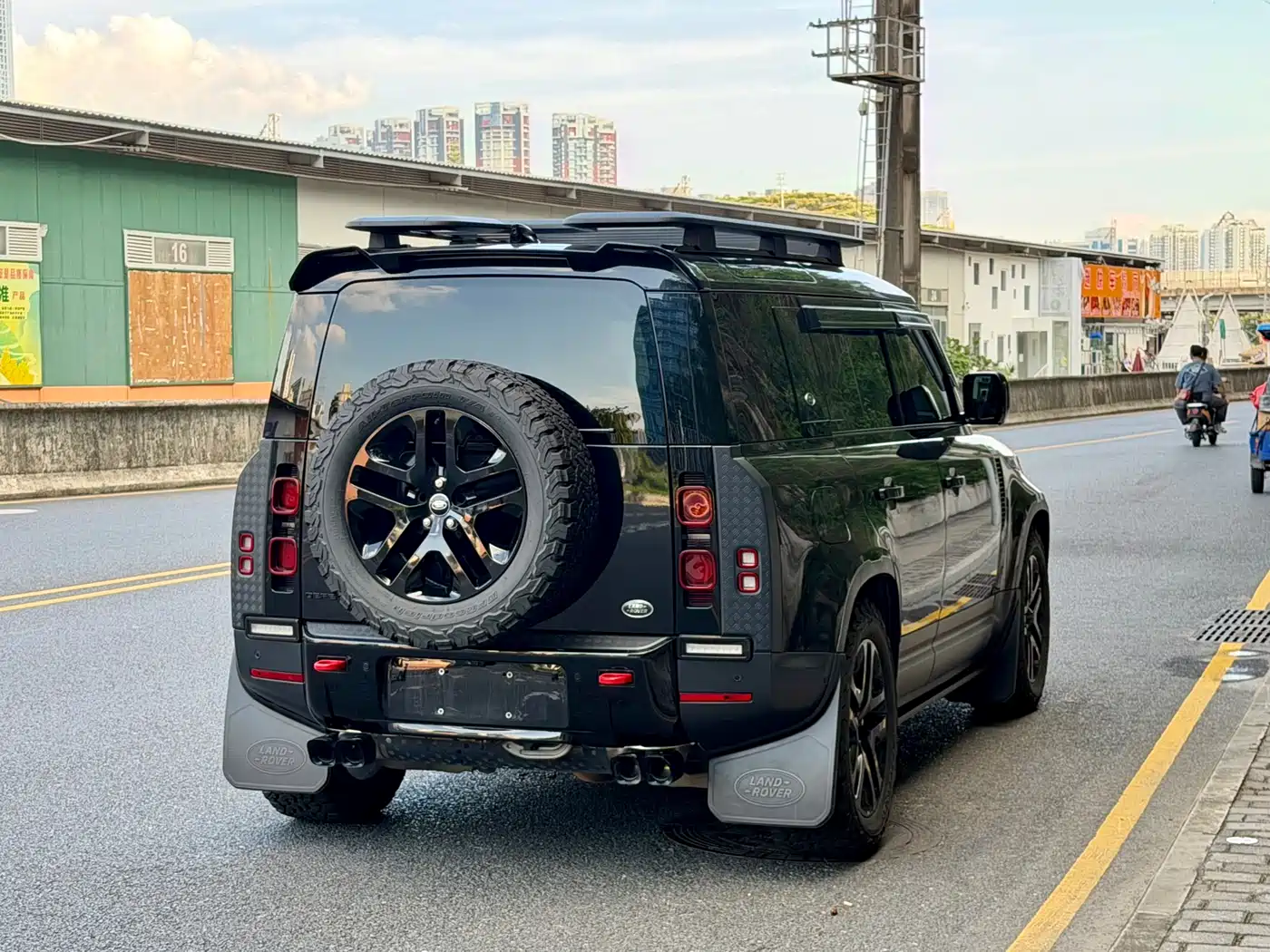 Land Rover Defender 2022 110 P400 Dark Special Edition фото 4