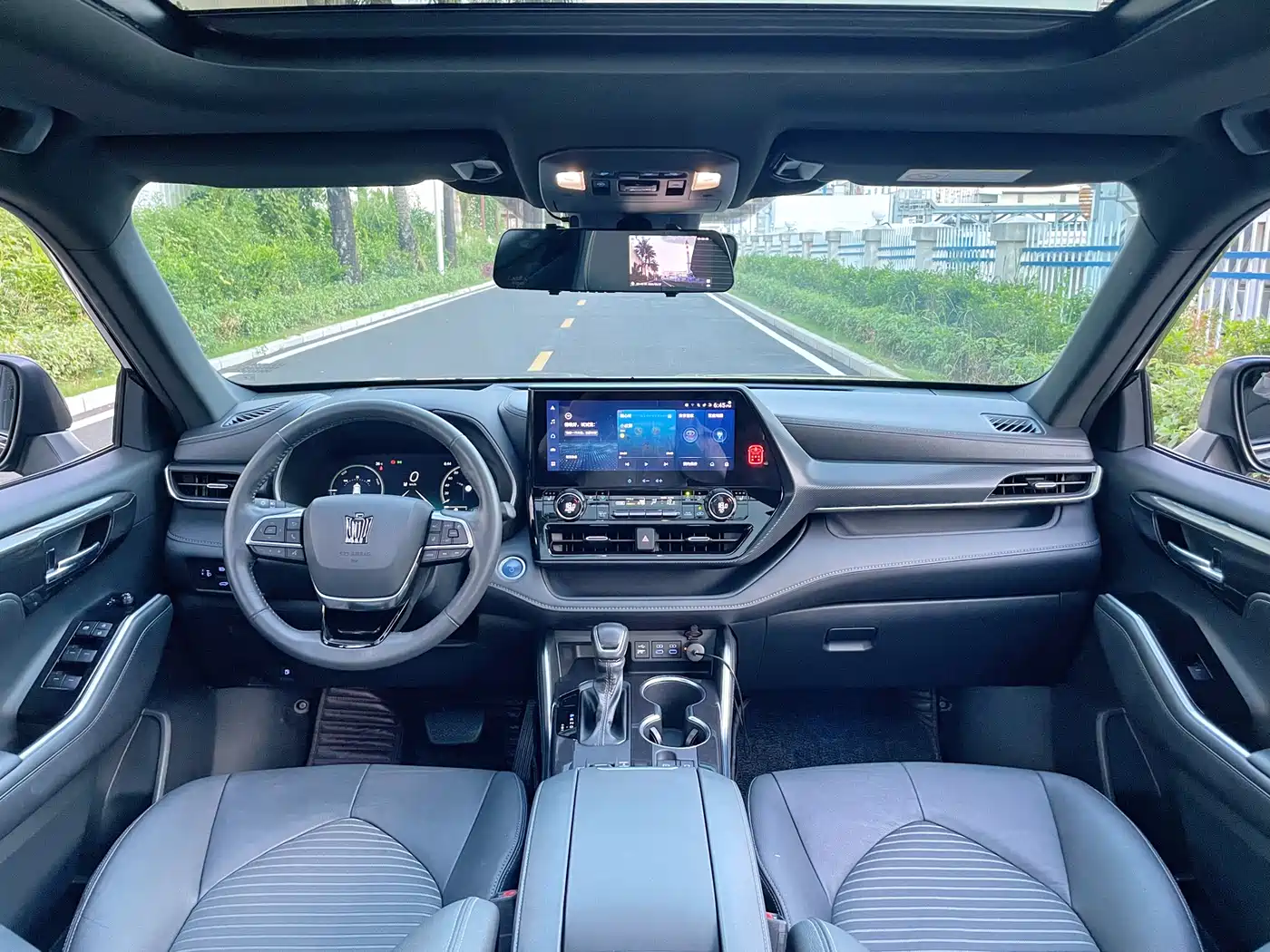Toyota Crown Kluger 2023 2.5L HEV AWD Premium Edition фото 6
