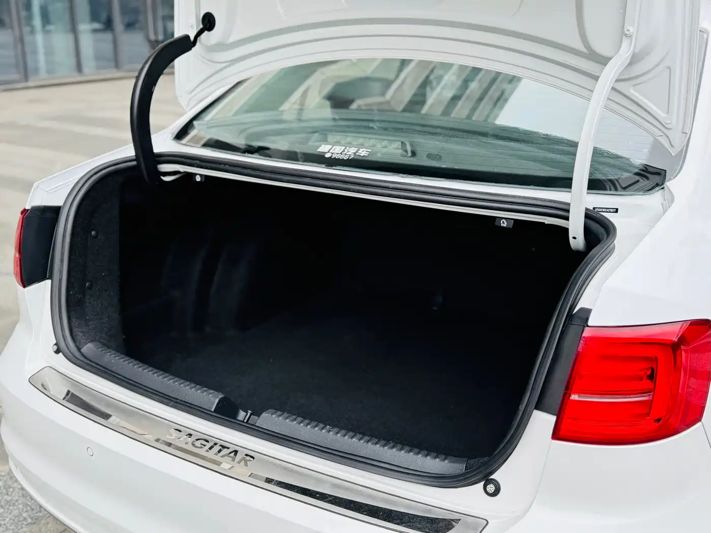 Volkswagen Sagitar 2018 1.6L Automatic Comfort фото 15