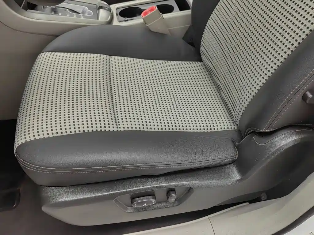 Chevrolet Captiva 2012 2012 Model 2.4L 2WD Urban Edition 5-Seater