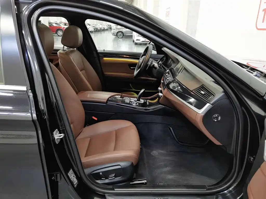 BMW 5 Series 2017 520Li Classic Edition фото 23