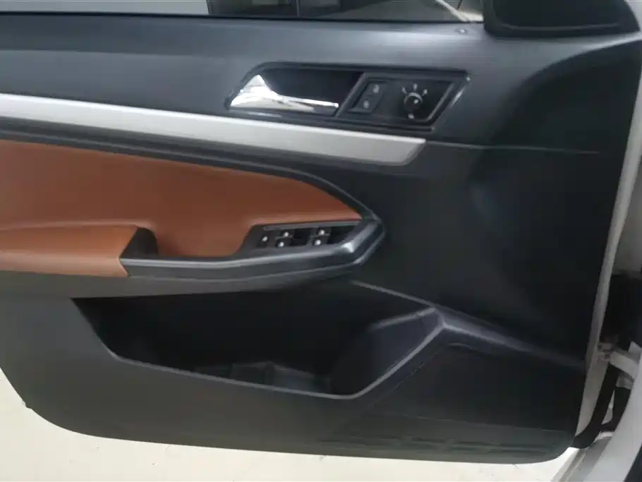 Volkswagen Lavida Tour 2017 1.6L Automatic Trend Edition фото 7