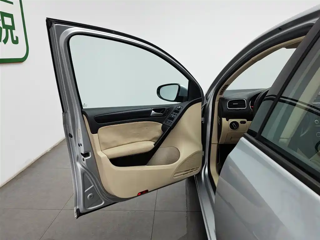 Volkswagen Golf 2012 1.6 Automatic Comfort Type фото 8