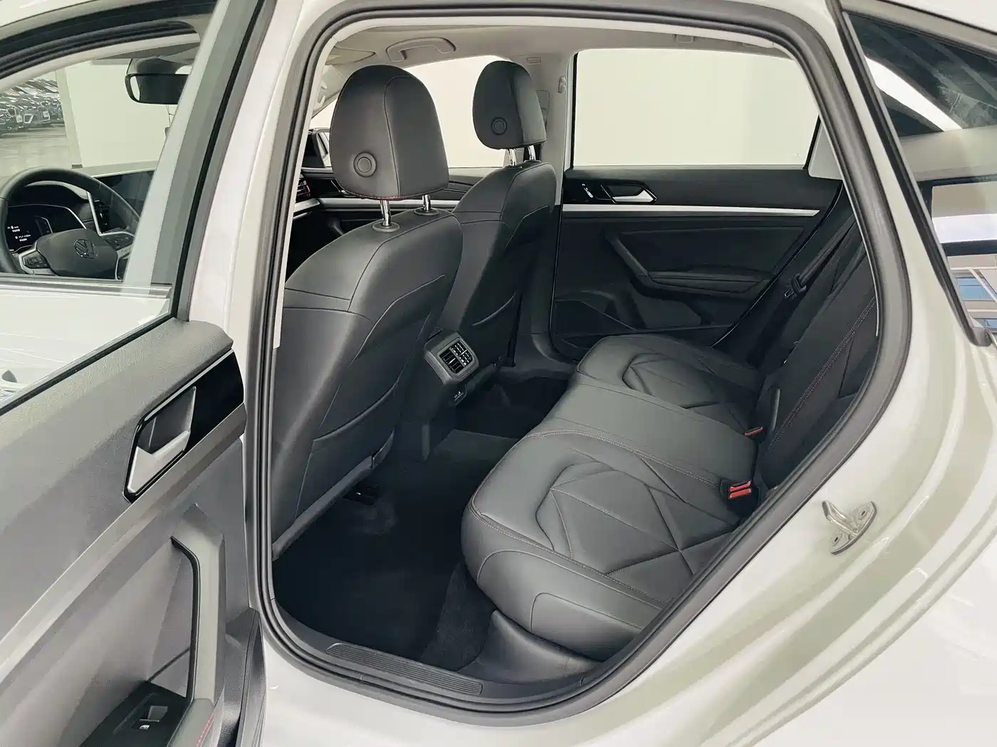 Volkswagen Lavida 2024 Model 300TSI DSG Starlight Leading Edition фото 9