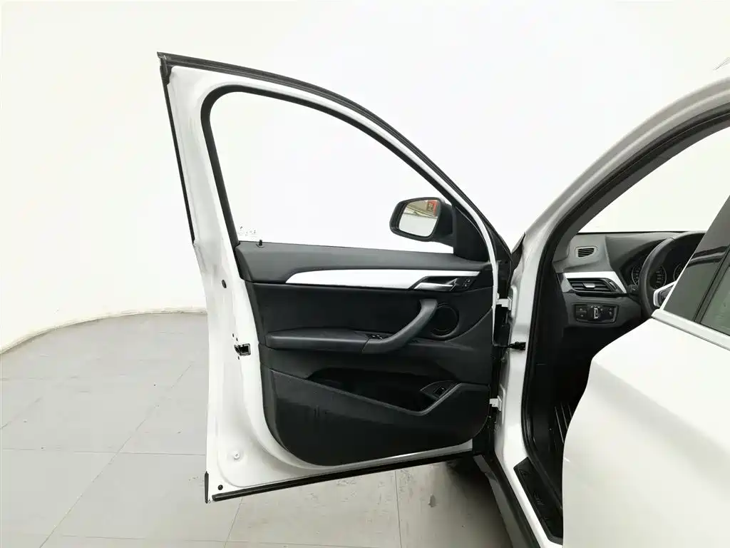 BMW X1 2018 sDrive20Li Leading Model фото 8