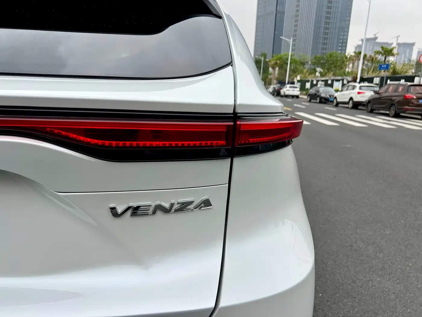 Toyota Venza 2022 2.0L CVT 2WD Premium фото 27