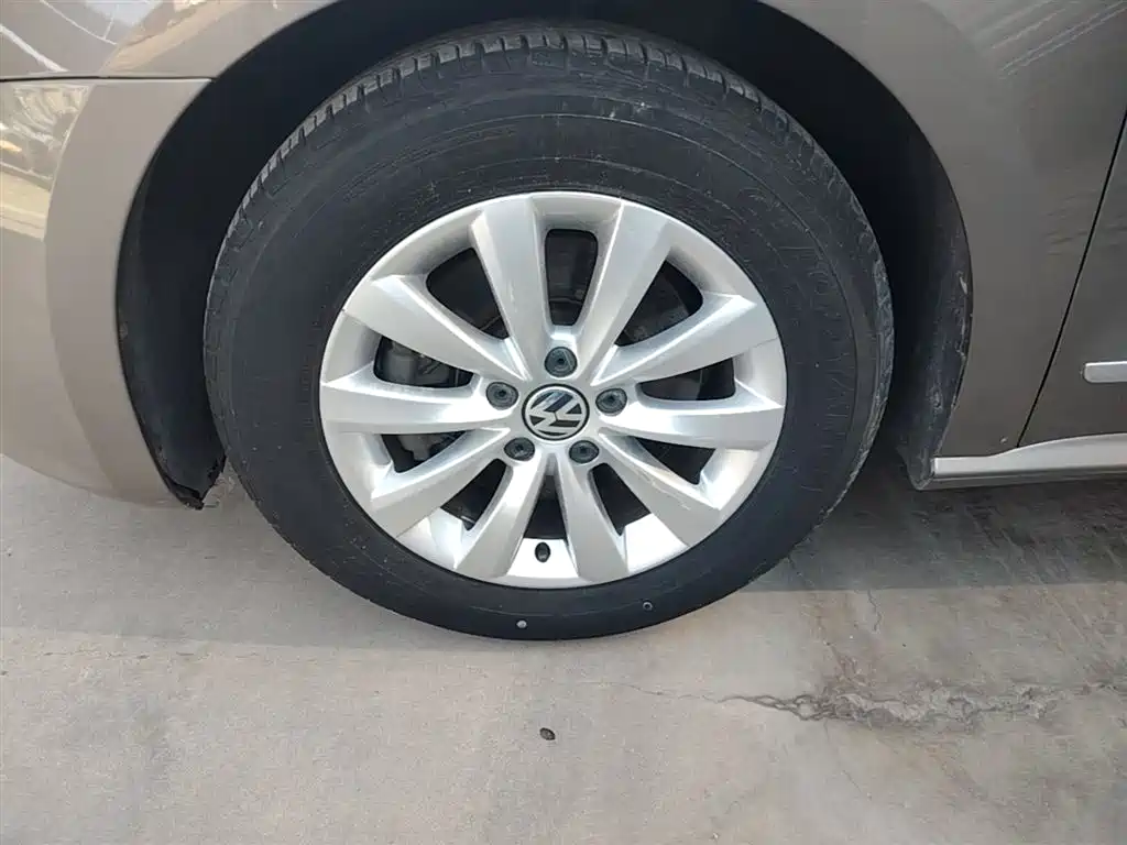 Volkswagen Passat 2014 1.8TSI DSG Luxury Edition фото 23