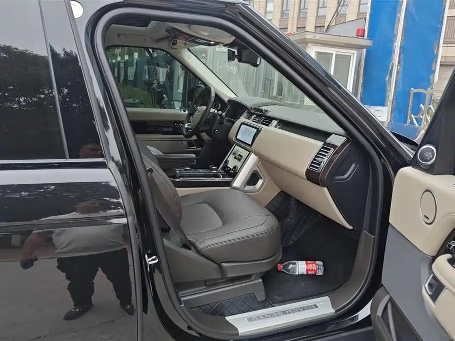 Land Rover Range Rover 2021 3.0 L6 Heritage Extended Classic Edition фото 8
