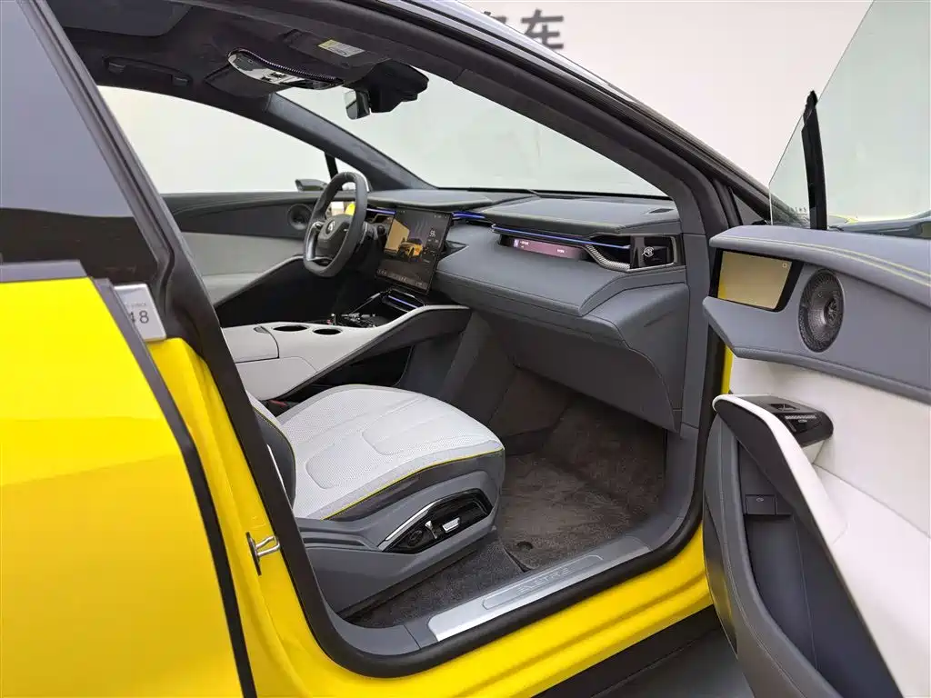 LOTUS SPORTS CAR EMEYA FLOWERS