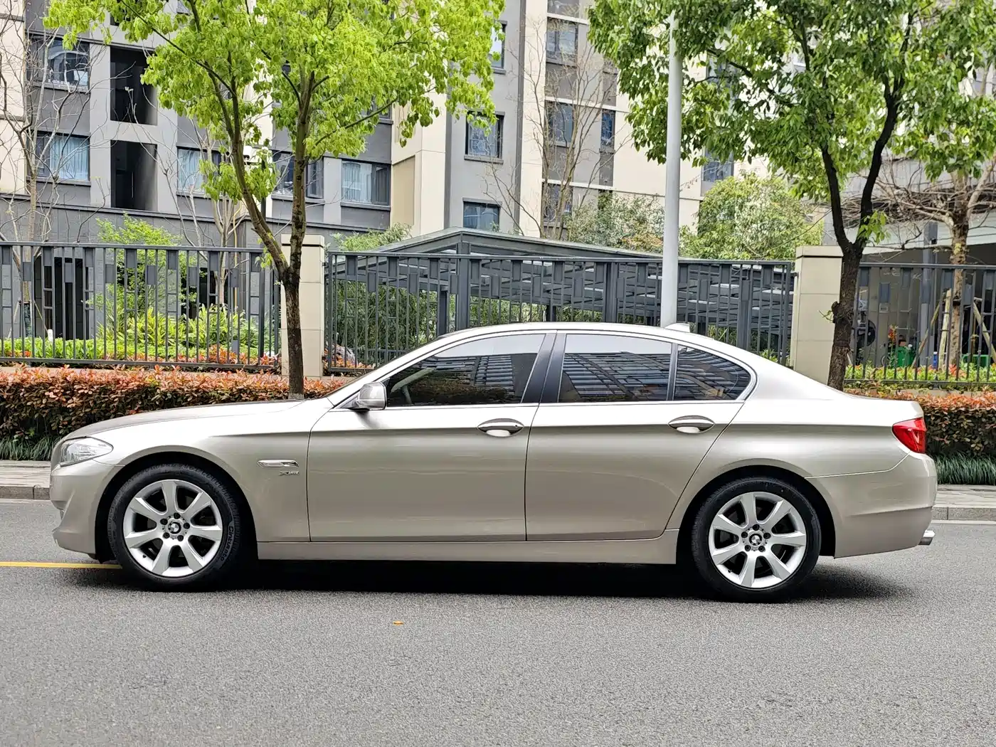 BMW 5 Series (Import) 2012 528i xDrive Luxury Model фото 2